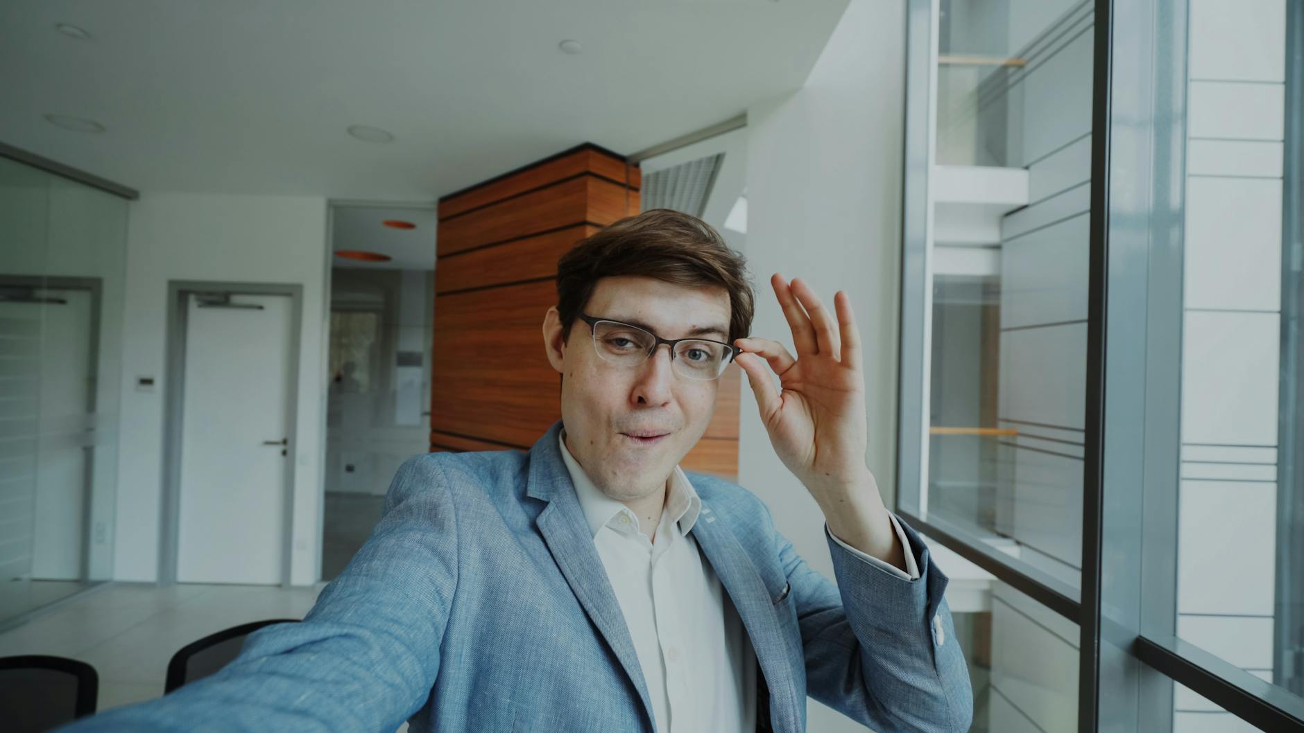 Преподаватель школы — спокойный и уверенный профессионал